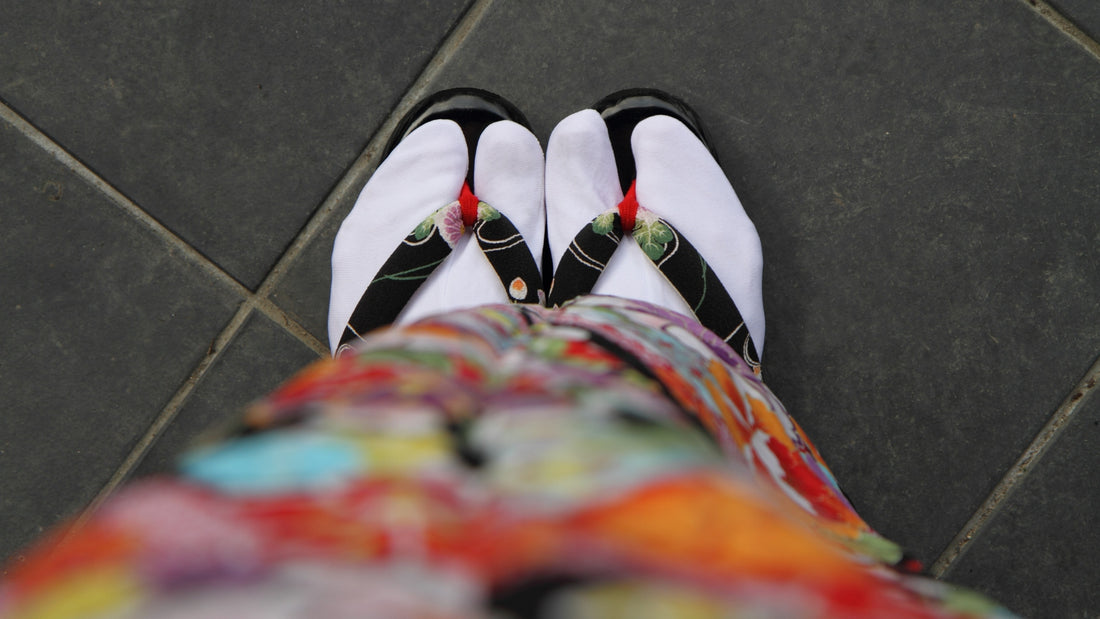 the-history-of-geta-traditional-japanese-sandals-worn-by-a-woman-floral-kimono